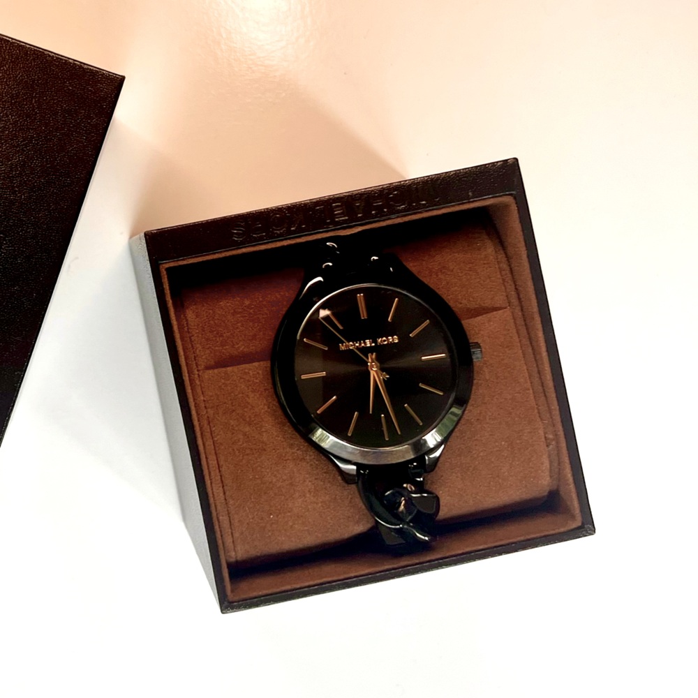 MICHKEL KORS Watch - Picture 2 of 10
